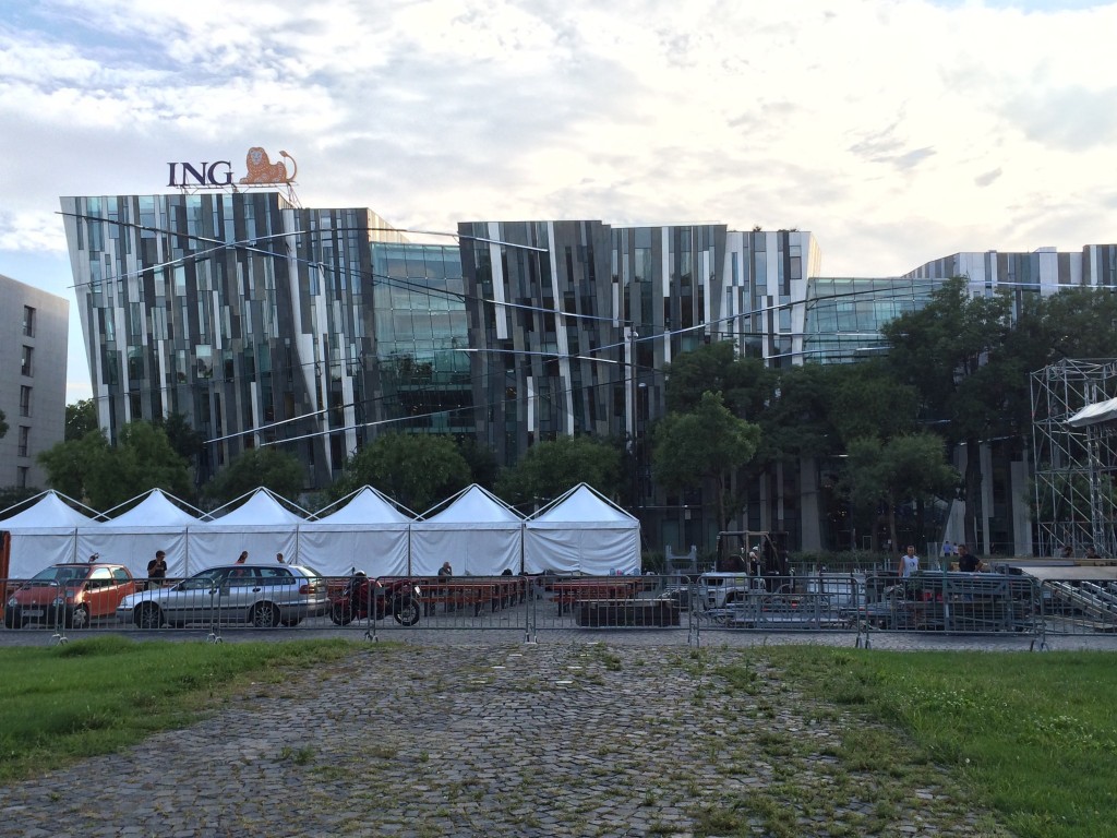 Even the ING building looks neat!